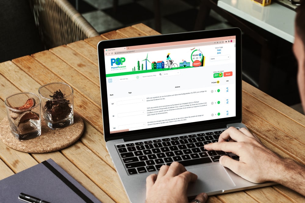 Jeu de simulation "PlanetPurpose" où les participants gèrent une entreprise fictive pour apprendre les enjeux ESG.