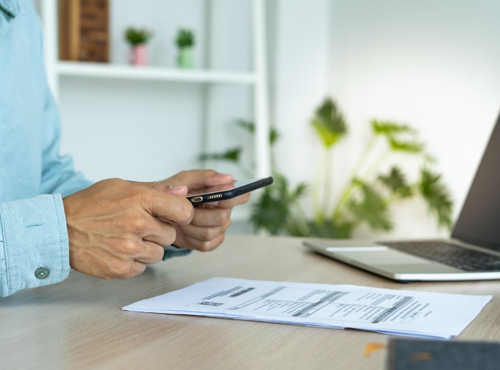 Application mobile offrant un accès 24/7 aux services, permettant aux clients de gérer leurs comptes et commandes à tout moment.